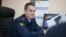Иван Савельев с распечатанной публикацией о пытках в ИК-9
