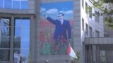 Портрет Эмомали Рахмона в Душанбе