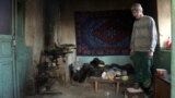 Односельчане помогают больному шизофренией, у которого отбирают дом