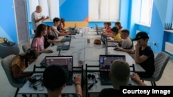 Украинские дети в цифровом образовательном центре, созданном AVSI, Asociazione Volontari per il Servizio Internazionale 