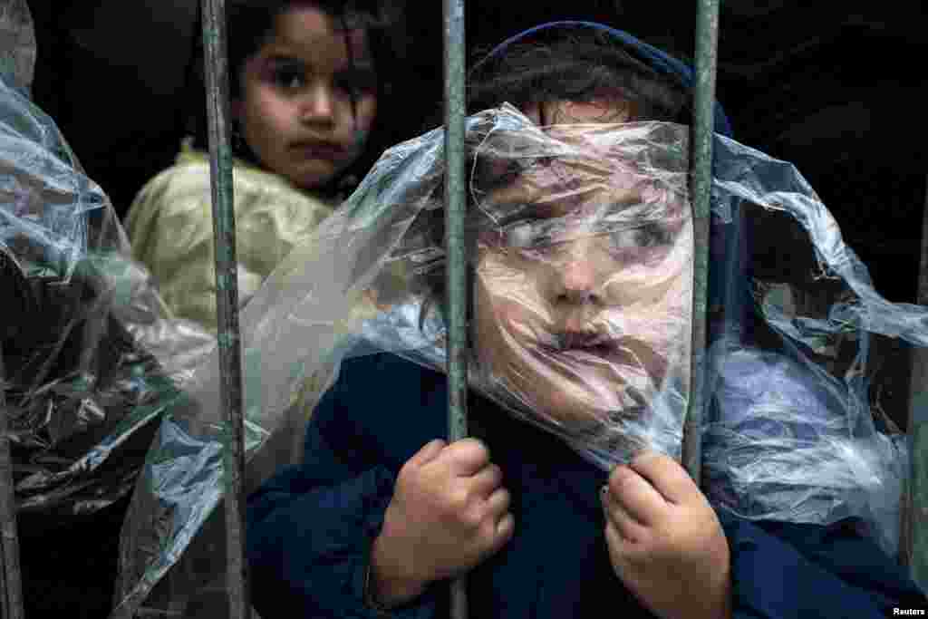 Первая премия в номинации &quot;Люди&quot; (Матиц Зорман/Matic Zorman) &ndash; девочка в дождевике ждет регистрацию в лагере для беженцев, 7 октября 2015