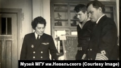 Анна Щетинина во время экзамена у моряков
