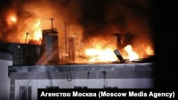 Пожар в здании склада на улице Амурской на востоке Москвы. Фото: агентство "Москва"