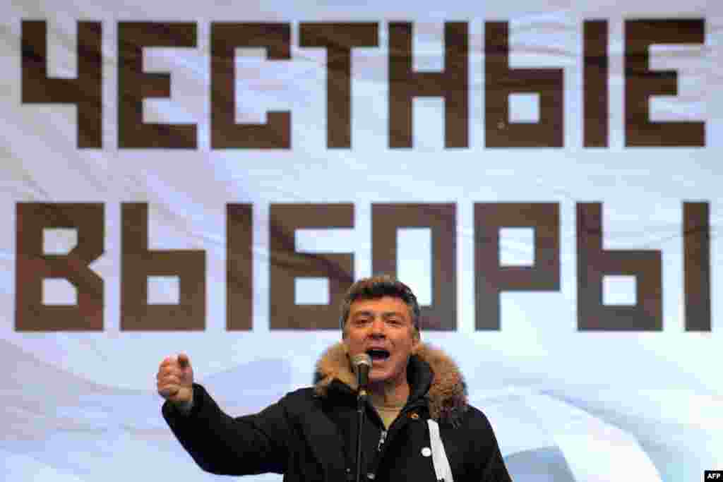 Борис Немцов выступает на демонстрации против парламентских выборов 4 декабря. Москва, 24 декабря 2011