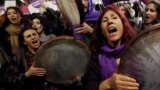 "Женщины умирают от побоев". Акции против домашнего насилия во всем мире