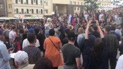 Задержания в Москве на Тверской, толпа скандирует "Позор!"
