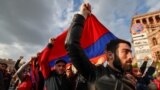 "Возобладал разум, а не желание повоевать". Политолог об освещении протестов в Ереване российскими каналами