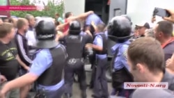 В Украине около сотни местных жителей пытались совершить самосуд над шестью полицейскими