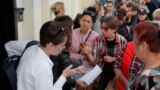 "Дубинками выбит крест": о чем говорят близкие задержанных в Минске