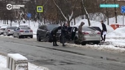 В Москве задержали активистов "Другой России", которые повесили замок на офис Роскомнадзора