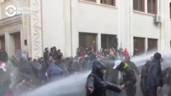 Полиция разгоняет водометами протестующих у парламента Грузии