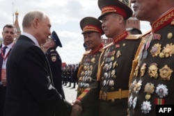 Владимир Путин приветствует северокорейских генералов на параде в честь Дня Победы в Москве 9 мая 2025 года