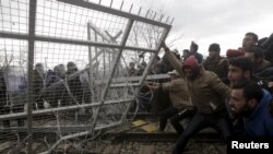 Толпы мигрантов на македоно-греческой границе 
