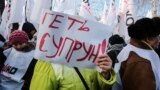 Кто и почему стоит с плакатами "Долой Супрун"