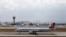 Самолет Turkish Airlines в международном аэропорту имени Ататюрка в Стамбуле (июнь 2016)