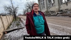 Екатерина Корнева дает интервью российском блогеру на руинах Попасной в декабре 2025 года