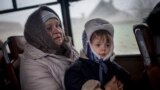 Эвакуация людей из Дебальцево, фото Петра Шеломовского для "Настоящего времени" 