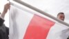 "Мы поднимаем флаг свободной Беларуси": в Риге поменяли официальный флаг на бело-красно-белый