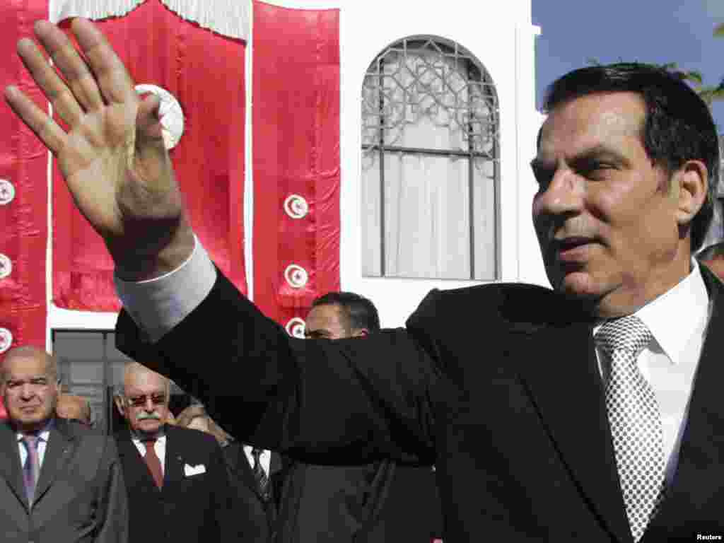 А это &ndash; экс-президент Туниса Зин эль-Абидина Бен Али, который со своей супругой бежал в Саудовскую Аравию после первой из революций Арабской весны. Решением суда от 20 июня 2011 года Бен Али был приговорен к 35 годам тюрьмы и штрафу в 40 миллионов евро. Спустя год Военный трибунал Туниса приговорил Бен Али к пожизненному заключению за убийство демонстрантов во время подавления&nbsp;восстания в стране. Незадолго до этого, в 2009 году, Бен Али&nbsp;набрал&nbsp;на президентских выборах 89,62% голосов избирателей
