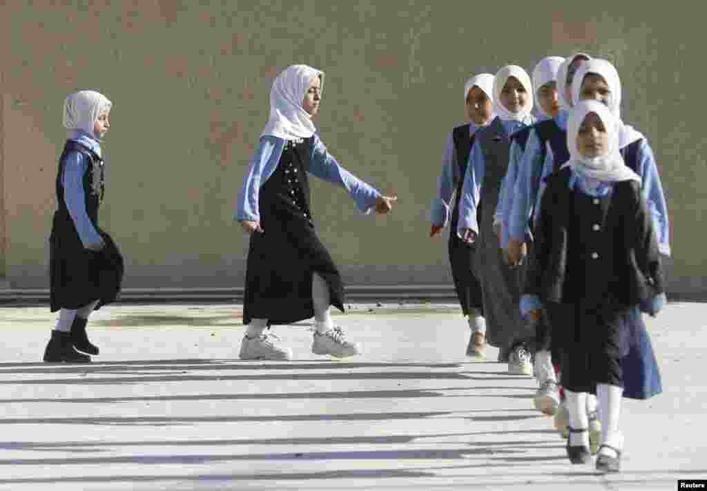 Подобную форму носят в иракских школах-интернатах