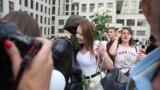 "Мы – мирные!" Собравшиеся у Дома правительства в Минске обнимают военных и дарят им цветы