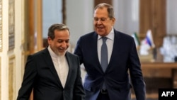 Глава МИД РФ Лавров и министр иностранных дел Ирана Аббас Арагчи в Тегеране в феврале 2025 года
