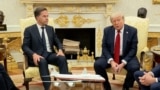 Генеральный секретарь НАТО Марк Рютте и президент США Дональд Трамп во время брифинга в Вашингтоне, 14 июля 2025 года