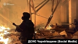 Сотрудник ДСНС Черниговской области тушит пожар на складе после удара российского дрона 29 марта 2026 года