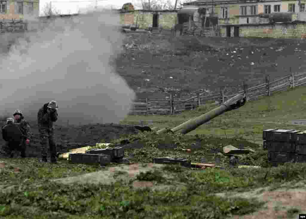 Артиллеристы армии самопровозглашенной Нагорно-Карабахской республики в районе Мардакерта, Нагорный Карабах, 3 апреля 2016 &nbsp;