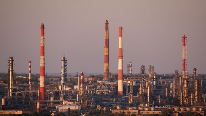 В третьей европейской стране с начала недели загорелся перерабатывающий российскую нефть НПЗ