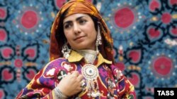 Таджикская женщина в национальном костюме