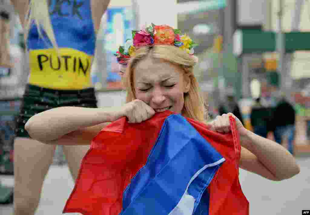 Лидер группы Femen Инна Шевченко во время акции протеста против российской интервенции в Крыму. Нью-Йорк, март 2014 года&nbsp;