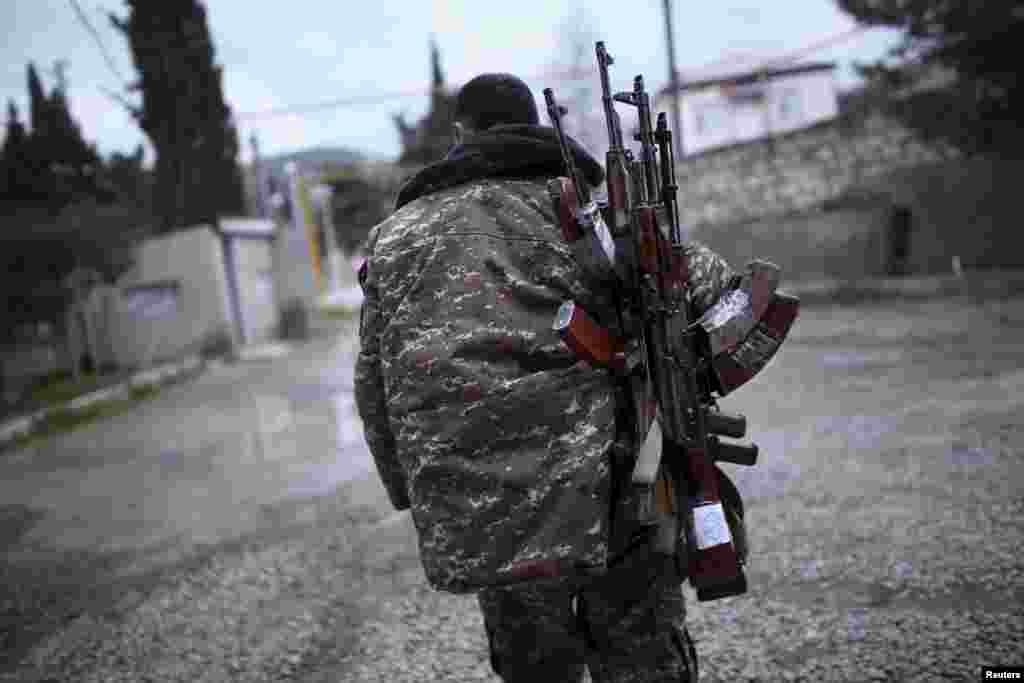 Солдат армии самопровозглашенной Нагорно-Карабахской республики в районе Мардакерта, Нагорный Карабах, 4 апреля 2016