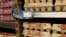В Латвии год назад ввели "корзину низких цен" на некоторые продукты. Снизило ли это цены на еду? Что говорят покупатели