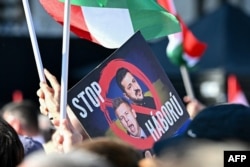 Плакаты с Зеленским и Мадьяром на предвыборном митинге в Венгрии в поддержку Виктора Орбана