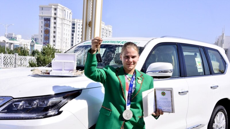 Бердымухамедов подарил олимпийской чемпионке квартиру 