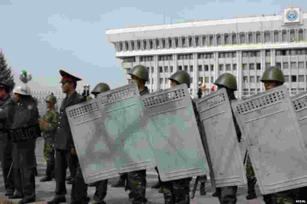 Милиция и сотрудники безопасности выстроились у здания Дома правительства в Бишкеке в день протеста