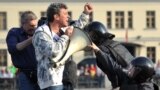Борис Немцов во время митинга "Марш миллионов" на Болотной площади, 6 мая 2012