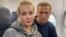 Юлия и Алексей Навальные: "Мальчик, водочки нам принеси. Мы домой летим"