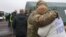 Освобожденная в рамках обмена женщина на КПП