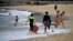 Australia - This general view shows people at Coogee Beach in Sydney on April 20, 2020.