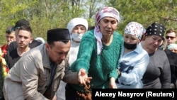 В Татарстане прощаются с погибшими при стрельбе в школе. Фотографии