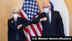 Главы американской и российской делегаций Венди Шерман и Сергей Рябков на переговорах в Женеве 10 января