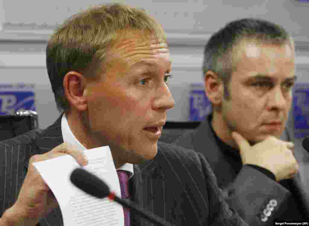 Andrei Lugovoi (left), a former KGB officer, and his associate Dmitry Kovtun, attend a news conference in Moscow on November 1, 2007. A British inquiry concluded in 2016 that Russian President Vladimir Putin probably approved an intelligence operation to kill Litvinenko. It identified Lugovoi, now a Russian lawmaker, and Kovtun as the primary suspects.&nbsp;<br />
<br />
&nbsp;