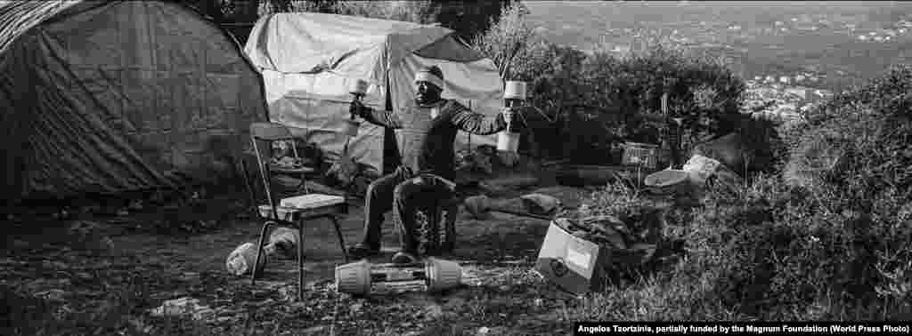 Доре Мотонатембе делает зарядку возле своей палатки в лагере для беженцев в Греции (26 марта 2019). Третье место в категории&nbsp;&quot;Долгосрочный проект&quot;, автор &ndash;&nbsp;Ангелос Тцорцинис