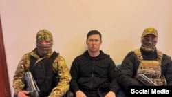 Элдар Жакыпбеков (посередине).