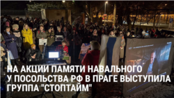 "Пусть танцуют лебеди!" Наоко поет в память об Алексее Навальном у посольства России в Праге