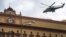 Вертолет Ми-35МС приземляется на посадочную площадку здания ФСБ на Лубянской площади в Москве