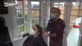 Салон красоты на 1 кв. м: вашингтонский парикмахер стрижет во дворе своего дома