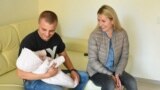 Артем и Ирина Грековы с дочкой 